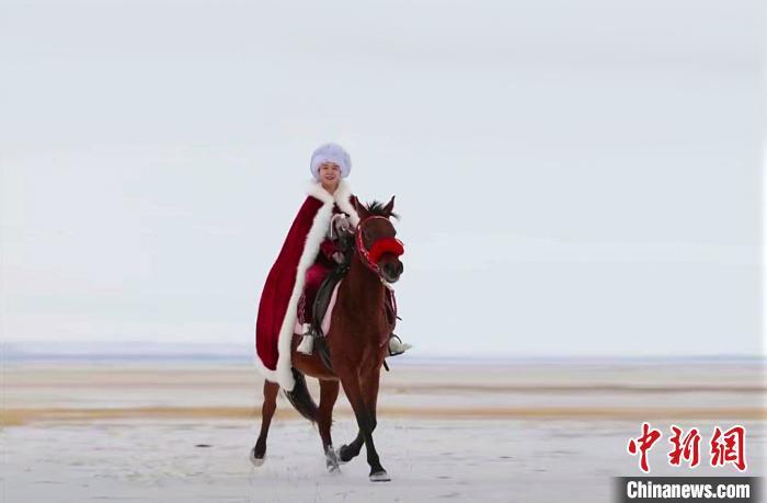 資料圖：賀嬌龍策馬雪原為昭蘇縣旅游做宣傳。昭蘇縣零距離供圖