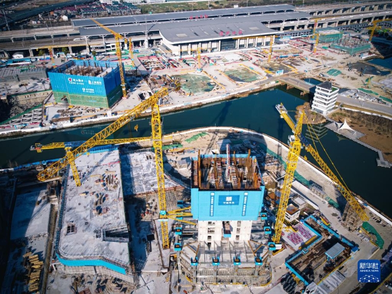 紹興北站TOD綜合交通樞紐工程建設(shè)現(xiàn)場（2023年1月31日攝，無人機照片）。由中建三局承建的這項工程為浙江省重點工程，建成后將是集商務(wù)辦公、科創(chuàng)研發(fā)、星級酒店等多重功能于一體的智慧型城市交通綜合體。新華社記者 江漢 攝