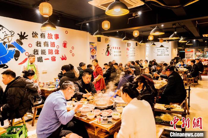 圖為食客們在火鍋店嘗鮮?！↑S維正 攝
