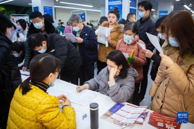 2月17日，在招聘會現(xiàn)場，求職者們在等待咨詢。新華社記者伍志尊 攝