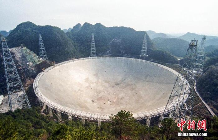 2021年4月，位于貴州省平塘縣大窩凼的世界最大的單口徑射電望遠(yuǎn)鏡“中國(guó)天眼”(FAST)向全球開(kāi)放。FAST是目前世界上靈敏度最高的射電望遠(yuǎn)鏡，配備的19波束L波段接收機(jī)，成為世界上最強(qiáng)大的脈沖星搜尋利器。自2016年9月落成啟用以來(lái)，F(xiàn)AST團(tuán)隊(duì)發(fā)現(xiàn)脈沖星340顆。(2021年2月7日攝) <a target='_blank' href='/'>中新社</a>記者 瞿宏倫 攝