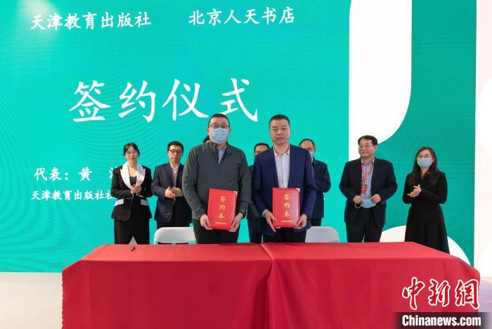 中老經(jīng)典著作互譯項(xiàng)目首批成果新書發(fā)布會簽約儀式現(xiàn)場圖。　王在御 攝