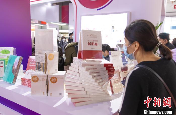 讀者在第35屆北京圖書(shū)訂貨會(huì)天津展區(qū)參觀?！⊥踉谟?攝