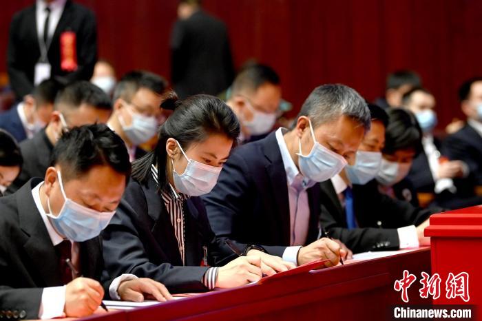 成都市十八屆人大一次會議24日下午閉幕?！“苍?攝