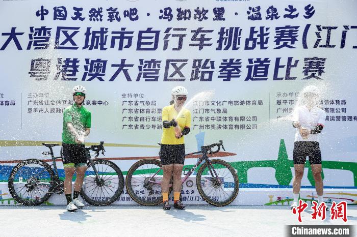 2022環(huán)粵港澳大灣區(qū)城市自行車(chē)挑戰(zhàn)賽江門(mén)恩平站鳴槍?zhuān)瑘D為比賽現(xiàn)場(chǎng)?！≠愂陆M委會(huì) 攝