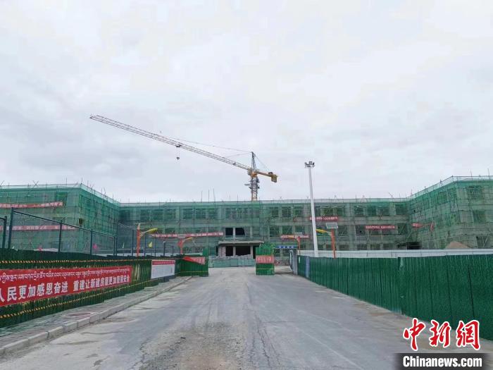 資料圖為瑪多災后重建農(nóng)牧民D級住房項目?！」逯菸麄鞑抗﹫D