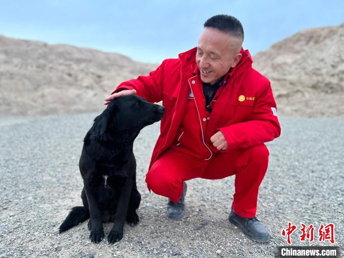 圖為熊海林和他的“小伙伴”?！±罱瓕?攝