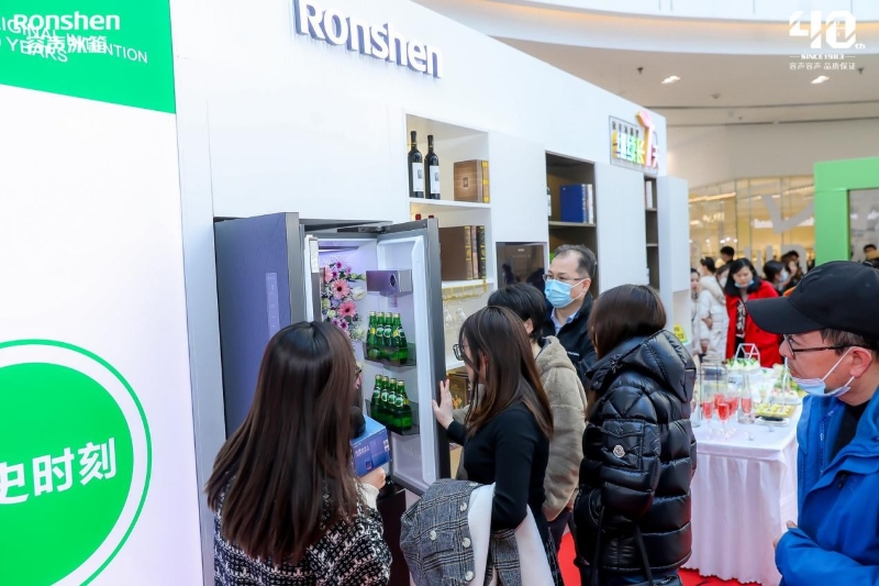 品鑒會現(xiàn)場，容聲冰箱與蘇寧還共同啟動“百萬家庭改造計劃”：凡是在線下蘇寧店鋪購買容聲冰箱指定機型的用戶，都可以參加抽取裝修基金的活動。只要中簽并簽署改造協(xié)議，就可獲得1萬元裝修基金。容聲助力消費者打造專屬理想家，讓“無界之美”深入到每個家庭中。