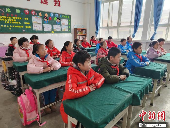圖為靜寧縣紅寺中心小學(xué)學(xué)生收看朱彥軍錄制的“開學(xué)第一課”。　代祥峰 攝