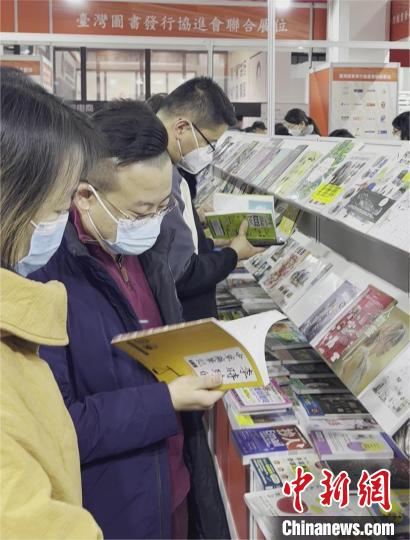 讀者在展位閱讀，關注臺灣原版圖書