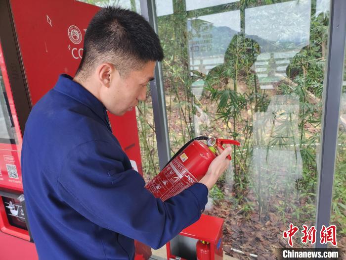 消防員對(duì)景點(diǎn)防火設(shè)施進(jìn)行檢查?！”R文鋒 攝