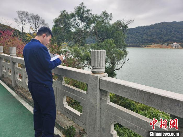 消防員記錄可用水源分布情況。　盧文鋒 攝