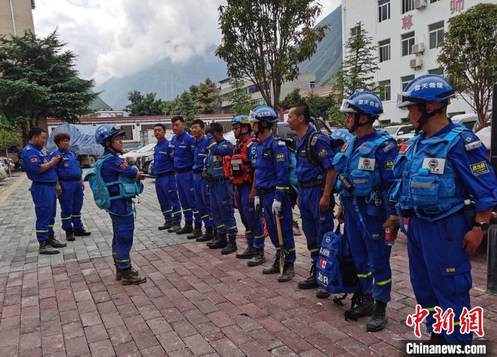 圖為2020年8月隴南文縣暴洪泥石流發(fā)生后，曹磊帶隊(duì)準(zhǔn)備前往舍書鄉(xiāng)勘查受災(zāi)情況。(資料圖) 受訪者供圖