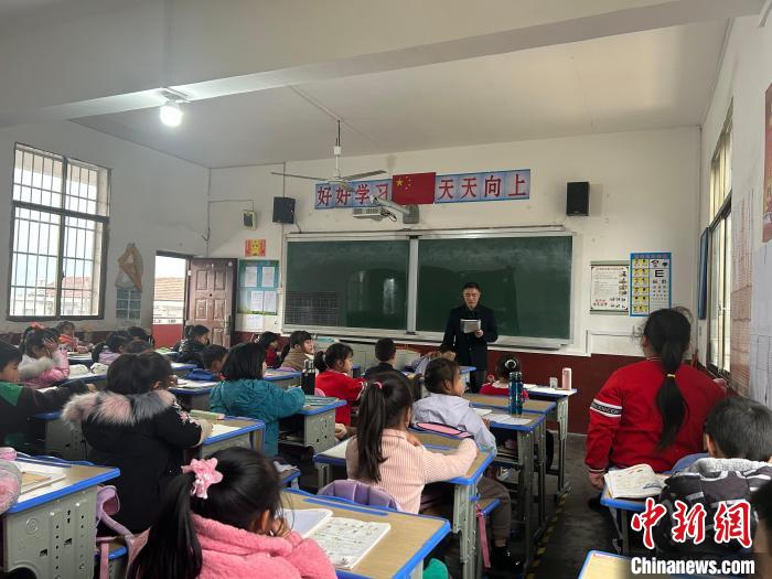 陳勝謙正在上課，教導(dǎo)一年級學(xué)生?！⒚懒?攝