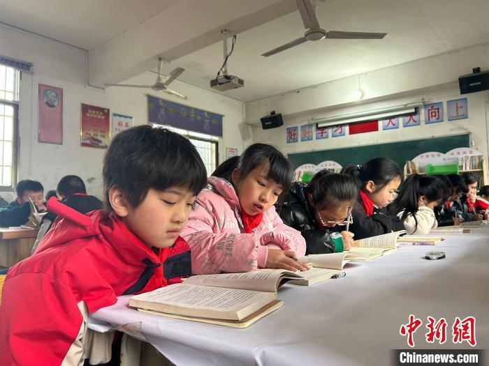 石門小學(xué)以書香校園活動破題，引導(dǎo)孩子讀書明理?！⒚懒?攝