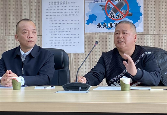 金門縣“無(wú)黨籍聯(lián)盟政團(tuán)”召集人洪鴻斌(右)與“跨黨派問政聯(lián)盟”召集人陳泱瑚(左)共同在成立大會(huì)上發(fā)表4大宣言。圖自中時(shí)新聞網(wǎng).png