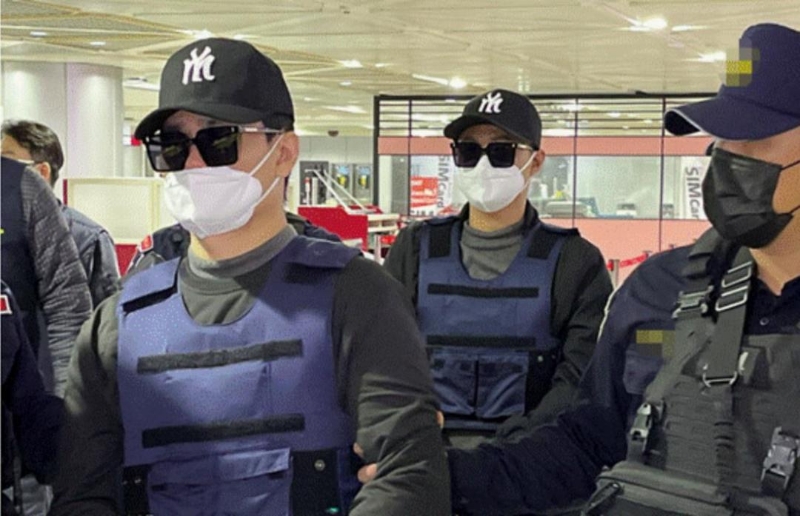 洪政軍及孔祥志在大陸落網(wǎng)，2月25日下午被押解回臺(tái)。圖自臺(tái)灣“中央社”.jpg