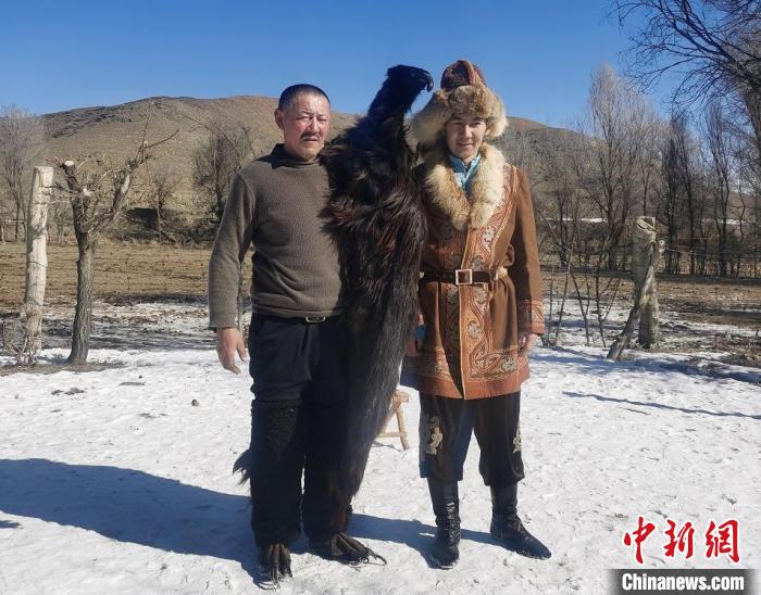 杰恩斯汗？沙拉皮(左)與兒子 古麗米娜·艾力哈孜 攝