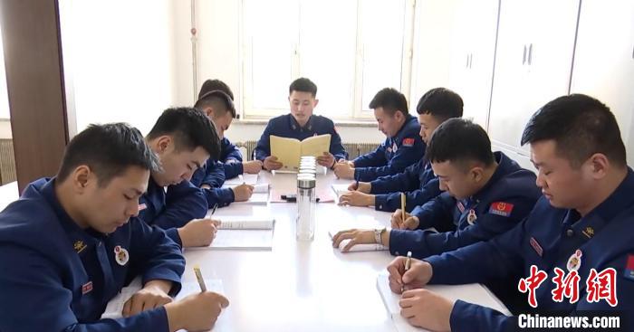 圖為劉守福和隊友們進行理論學習?！∮邶埥?攝