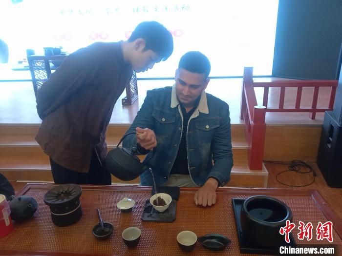 圖為拉維在學(xué)習(xí)點茶?！∈茉L者供圖