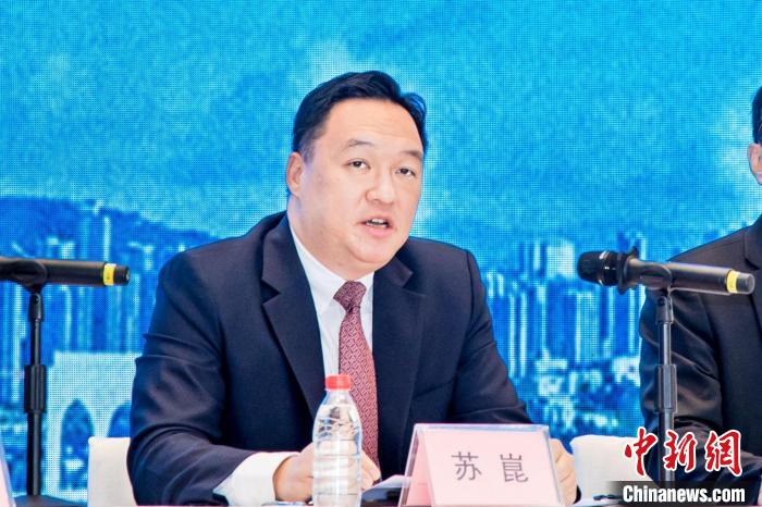 橫琴粵澳深度合作區(qū)執(zhí)委會副主任蘇崑介紹政策主要內(nèi)容及落實措施?！￡P銘榮 攝