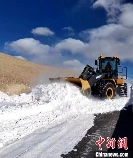 圖為阿里地區(qū)境內(nèi)降雪，公路養(yǎng)護(hù)段工作人員保通作業(yè)?！“⒗锕肥聵I(yè)發(fā)展中心養(yǎng)護(hù)段供圖