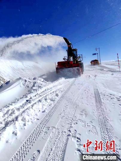 圖為阿里地區(qū)境內(nèi)降雪，公路養(yǎng)護(hù)段工作人員保通作業(yè)。　阿里公路事業(yè)發(fā)展中心養(yǎng)護(hù)段供圖