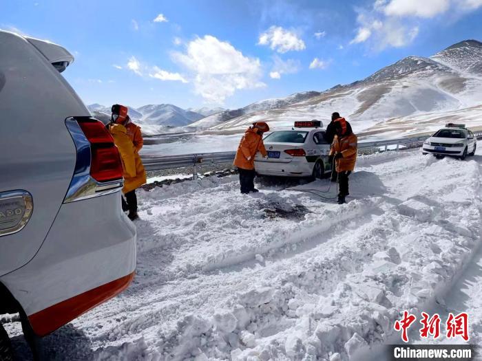 圖為阿里地區(qū)境內(nèi)降雪，公路養(yǎng)護(hù)段工作人員保通作業(yè)?！“⒗锕肥聵I(yè)發(fā)展中心養(yǎng)護(hù)段供圖