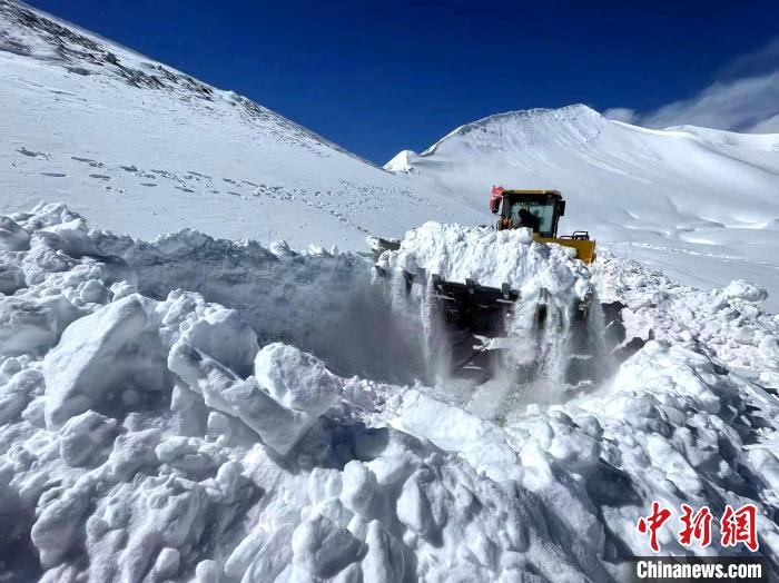 圖為阿里地區(qū)境內(nèi)降雪，公路養(yǎng)護(hù)段工作人員保通作業(yè)?！“⒗锕肥聵I(yè)發(fā)展中心養(yǎng)護(hù)段供圖