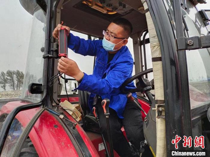 聯(lián)合社工作人員正在調(diào)試農(nóng)機(jī)設(shè)備 受訪(fǎng)者徐國(guó)臣供圖