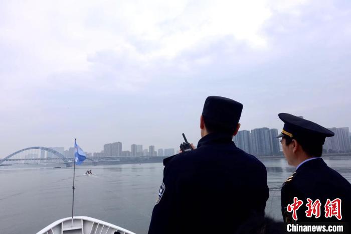 杭州多個涉水單位聯(lián)合執(zhí)法?！″X晨菲 攝