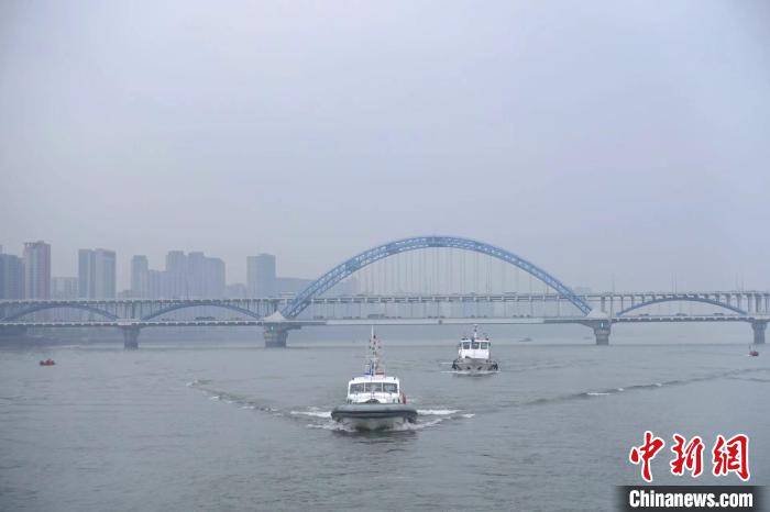 杭州多個涉水單位聯(lián)合執(zhí)法。　錢晨菲 攝