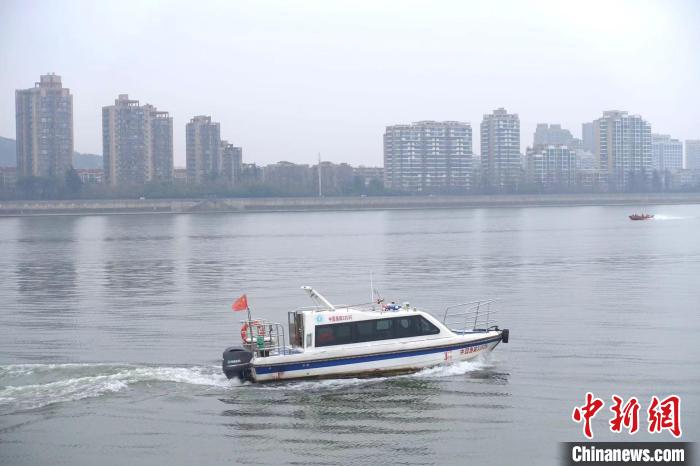 執(zhí)法艇在錢塘江上巡邏?！″X晨菲 攝