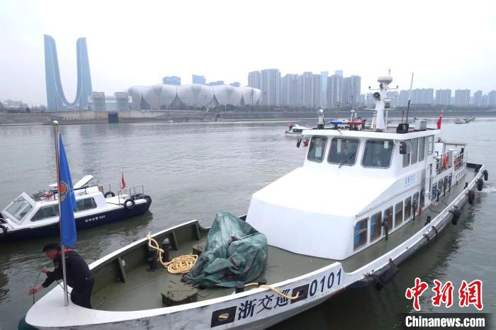 杭州多個涉水單位聯(lián)合執(zhí)法?！″X晨菲 攝