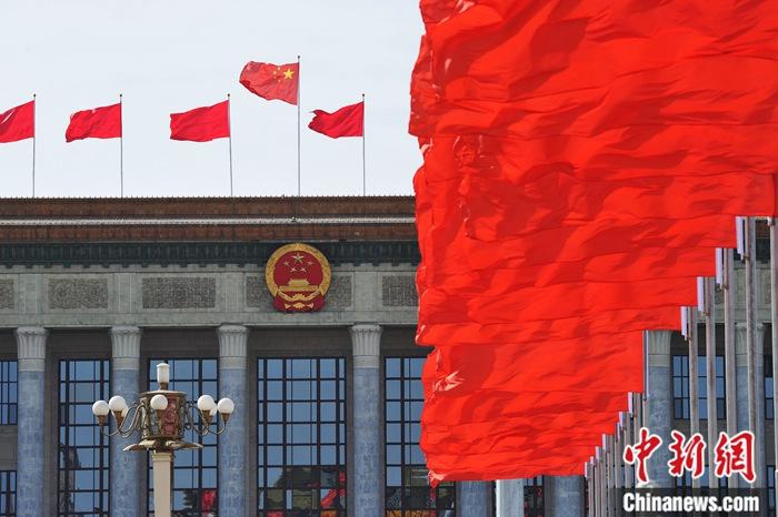 資料圖：人民大會堂前紅旗飄飄。