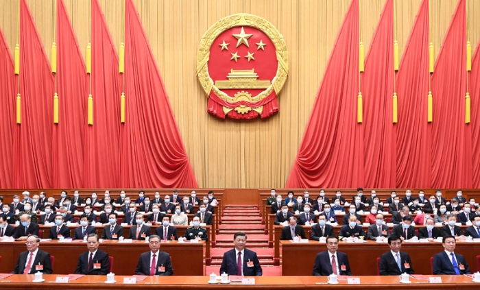 3月11日，第十三屆全國人民代表大會第四次會議在北京人民大會堂閉幕。黨和國家領(lǐng)導(dǎo)人習(xí)近平、李克強、汪洋、王滬寧、趙樂際、韓正、王岐山等在主席臺就座，栗戰(zhàn)書主持閉幕會并發(fā)表講話。新華社記者 謝環(huán)馳 攝