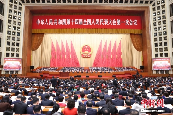 3月5日，第十四屆全國(guó)人民代表大會(huì)第一次會(huì)議在北京人民大會(huì)堂開幕。<a target='_blank' href='/'>中新社</a>記者 盛佳鵬 攝