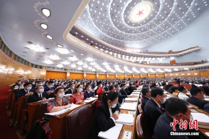 3月5日，十四屆全國(guó)人大一次會(huì)議在北京人民大會(huì)堂開幕。<a target='_blank' href='/'>中新社</a>記者 盛佳鵬 攝