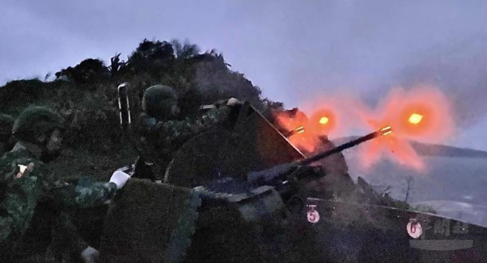 圖為馬防部守備部隊(duì)利用20機(jī)炮對空進(jìn)行射擊