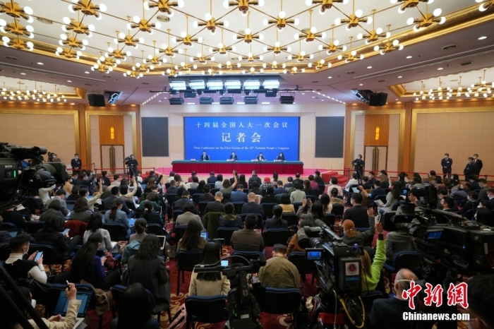 3月7日，十四屆全國(guó)人大一次會(huì)議在北京梅地亞中心多功能廳舉行記者會(huì)，外交部長(zhǎng)秦剛就“中國(guó)外交政策和對(duì)外關(guān)系”相關(guān)問(wèn)題回答中外記者提問(wèn)。<a target='_blank' href='/'>中新社</a>記者 毛建軍 攝