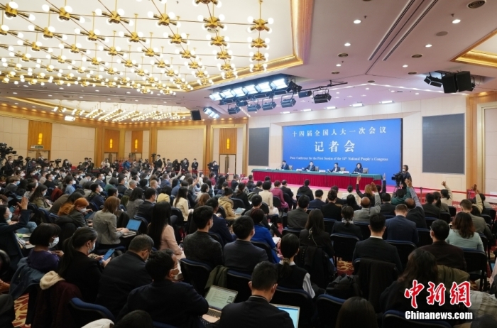 3月7日，十四屆全國(guó)人大一次會(huì)議在北京梅地亞中心多功能廳舉行記者會(huì)，外交部長(zhǎng)秦剛就“中國(guó)外交政策和對(duì)外關(guān)系”相關(guān)問(wèn)題回答中外記者提問(wèn)。<a target='_blank' href='/'>中新社</a>記者 毛建軍 攝