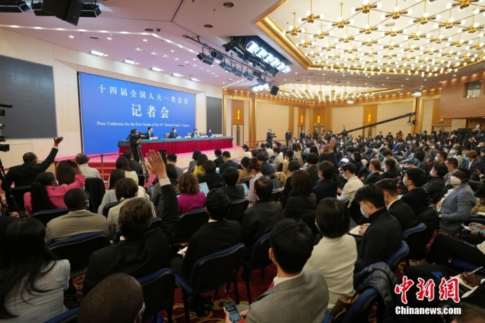 3月7日，十四屆全國(guó)人大一次會(huì)議在北京梅地亞中心多功能廳舉行記者會(huì)，外交部長(zhǎng)秦剛就“中國(guó)外交政策和對(duì)外關(guān)系”相關(guān)問(wèn)題回答中外記者提問(wèn)。<a target='_blank' href='/'>中新社</a>記者 毛建軍 攝