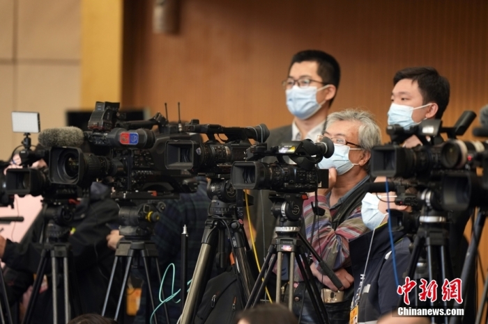 3月7日，十四屆全國(guó)人大一次會(huì)議在北京梅地亞中心多功能廳舉行記者會(huì)，外交部長(zhǎng)秦剛就“中國(guó)外交政策和對(duì)外關(guān)系”相關(guān)問(wèn)題回答中外記者提問(wèn)。圖為記者在現(xiàn)場(chǎng)工作。<a target='_blank' href='/'>中新社</a>記者 毛建軍 攝