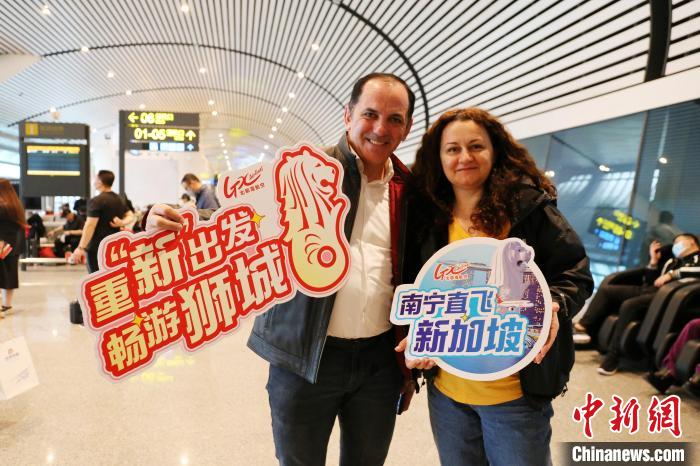 圖為乘坐南寧至新加坡航班的外籍旅客拍照留念。　黃秉柱 攝