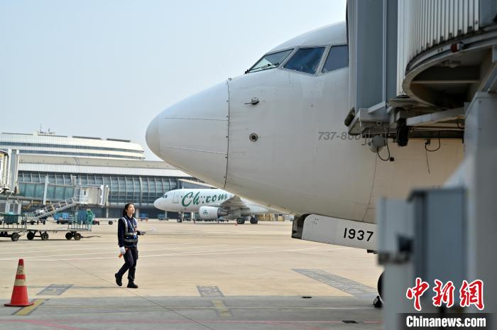 圖為咸俊進(jìn)行繞機(jī)檢查。　俞靖 攝