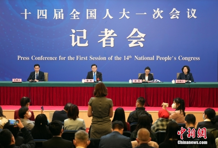3月7日，十四屆全國人大一次會議在北京梅地亞中心多功能廳舉行記者會，外交部長秦剛就“中國外交政策和對外關(guān)系”相關(guān)問題回答中外記者提問。<a target='_blank' href='/'>中新社</a>記者 毛建軍 攝