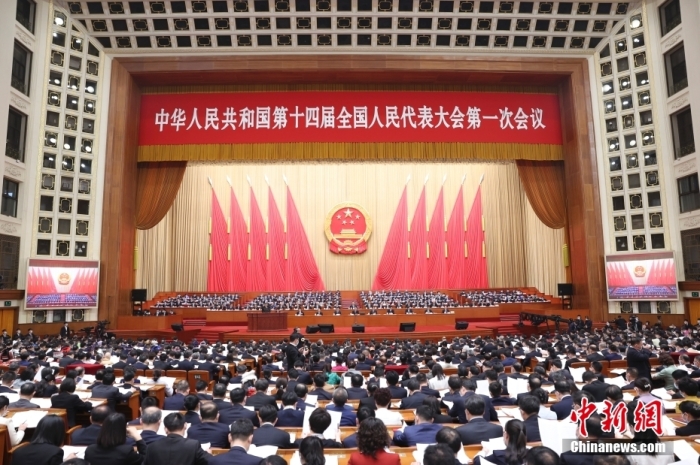 3月7日，十四屆全國(guó)人大一次會(huì)議在北京人民大會(huì)堂舉行第二次全體會(huì)議。<a target='_blank' href='/'>中新社</a>記者 盛佳鵬 攝