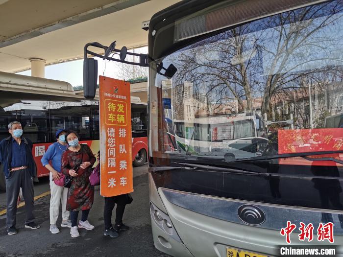 乘客自覺排隊(duì)等待乘坐鄭州104路公交車。　韓章云 攝