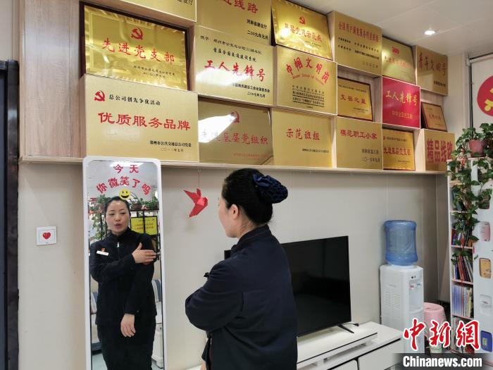 每次出車前，鄭州104路公交車駕駛員程紅巖都會(huì)認(rèn)真照鏡整理儀表。　韓章云 攝
