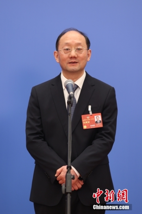 3月7日，全國政協(xié)十四屆一次會議第二場“委員通道”集體采訪活動在北京人民大會堂新聞發(fā)布廳舉行。圖為全國政協(xié)委員江利平接受媒體采訪。中新社記者 蔣啟明 攝